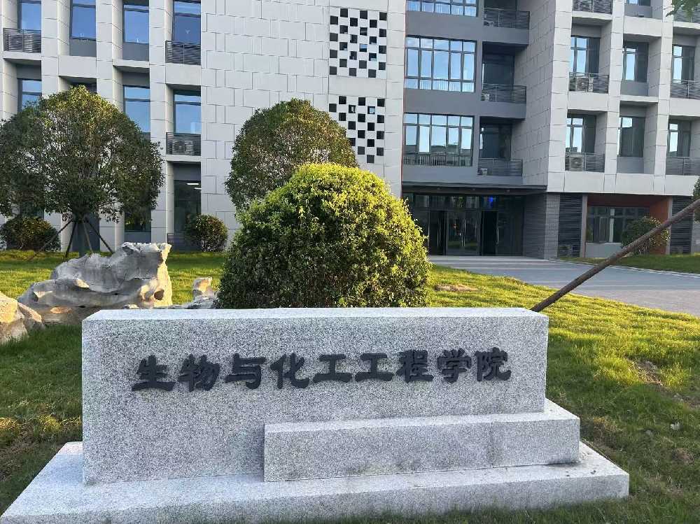 卧龙区扬州职业大学体育场高杆灯项目